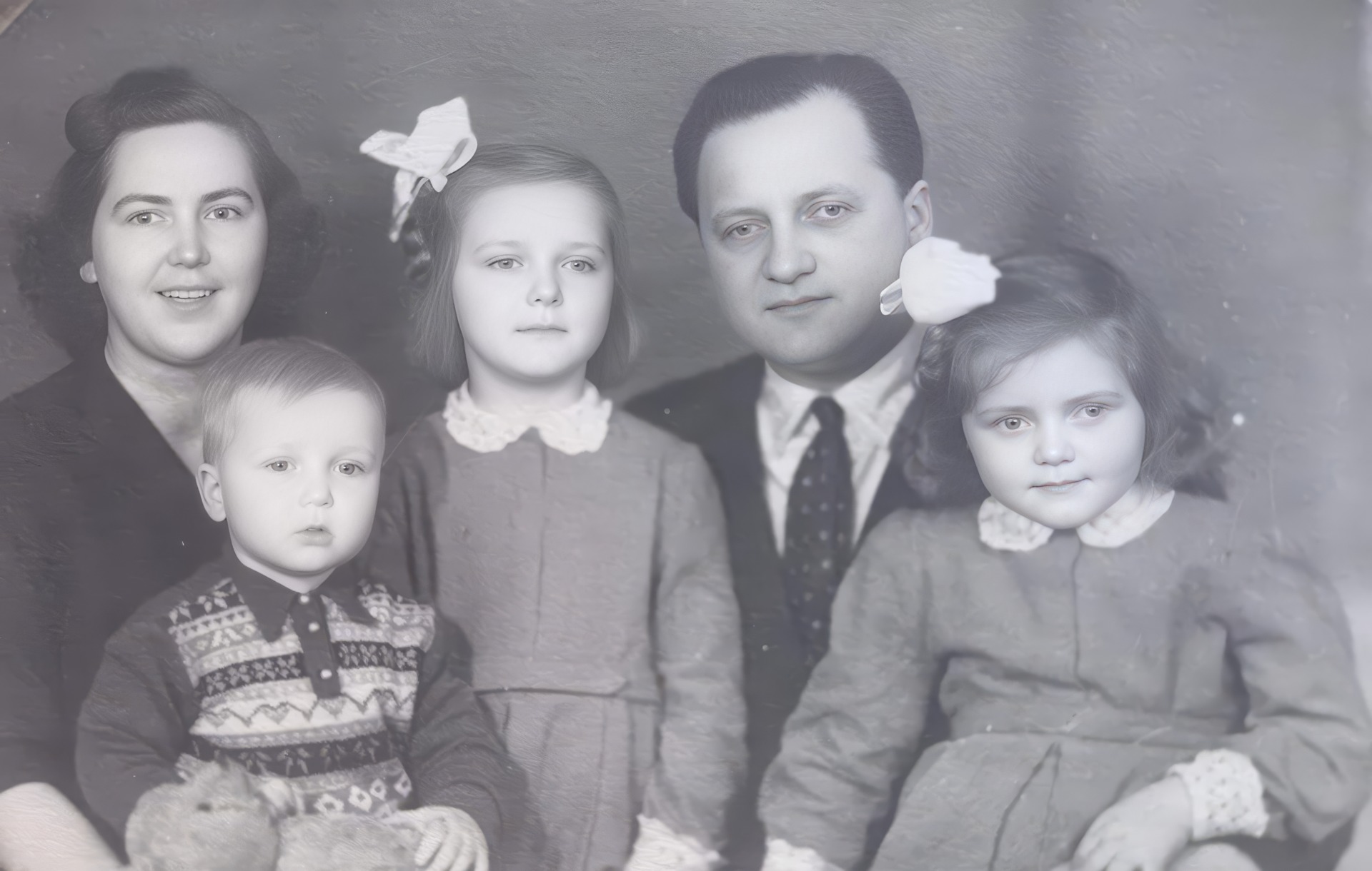 Zľava: mama, Marian, Tonička, otec a Evička.