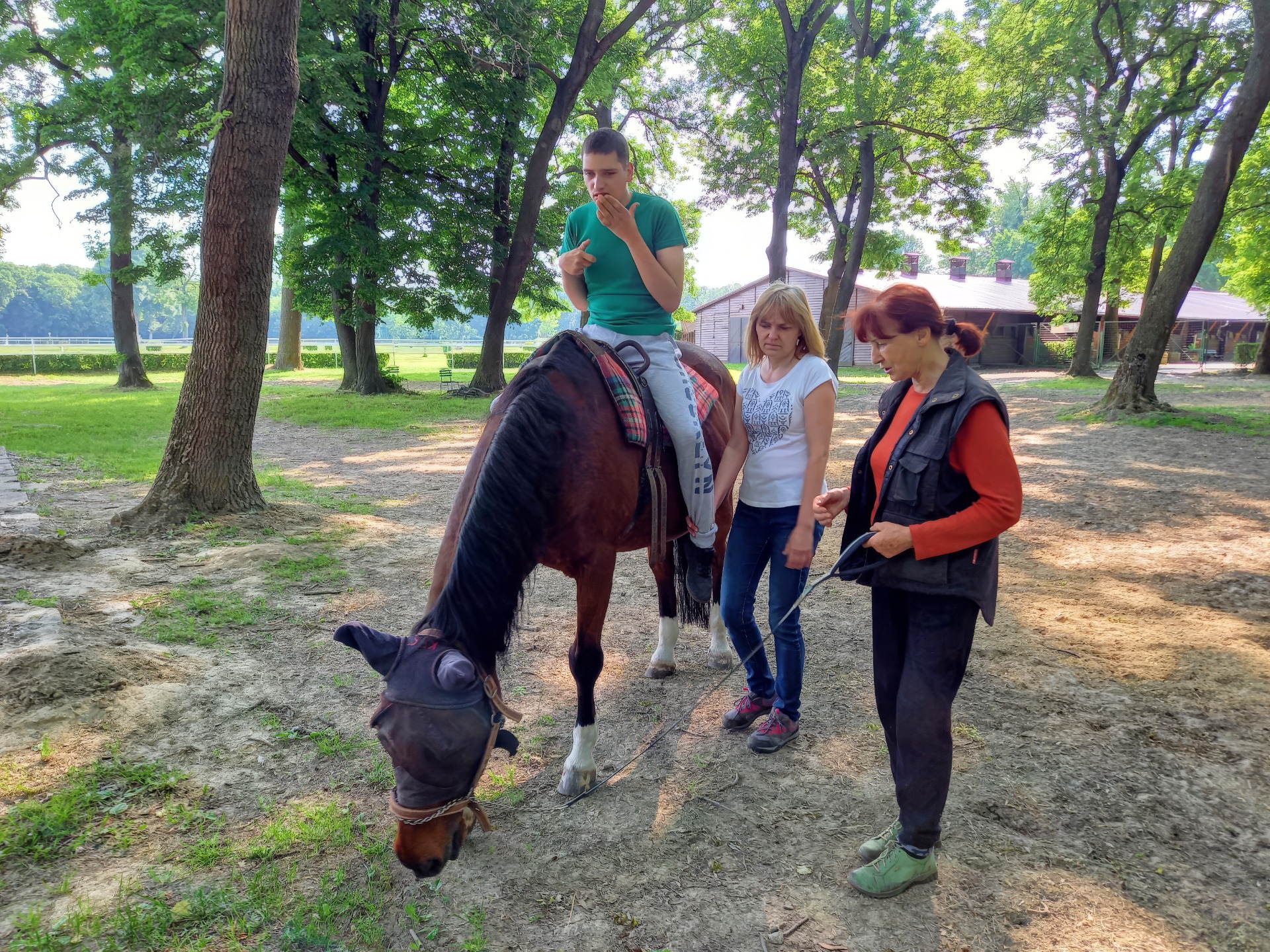 Jazdí na dvoch koňoch. Na Jackovi a Keskovi. 